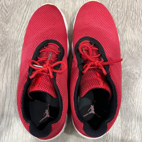 Jordan Future Lows in University Red - Picture 5 of 9